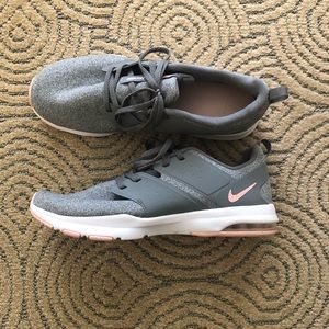 Women’s Nike’s never worn!! Size 12!